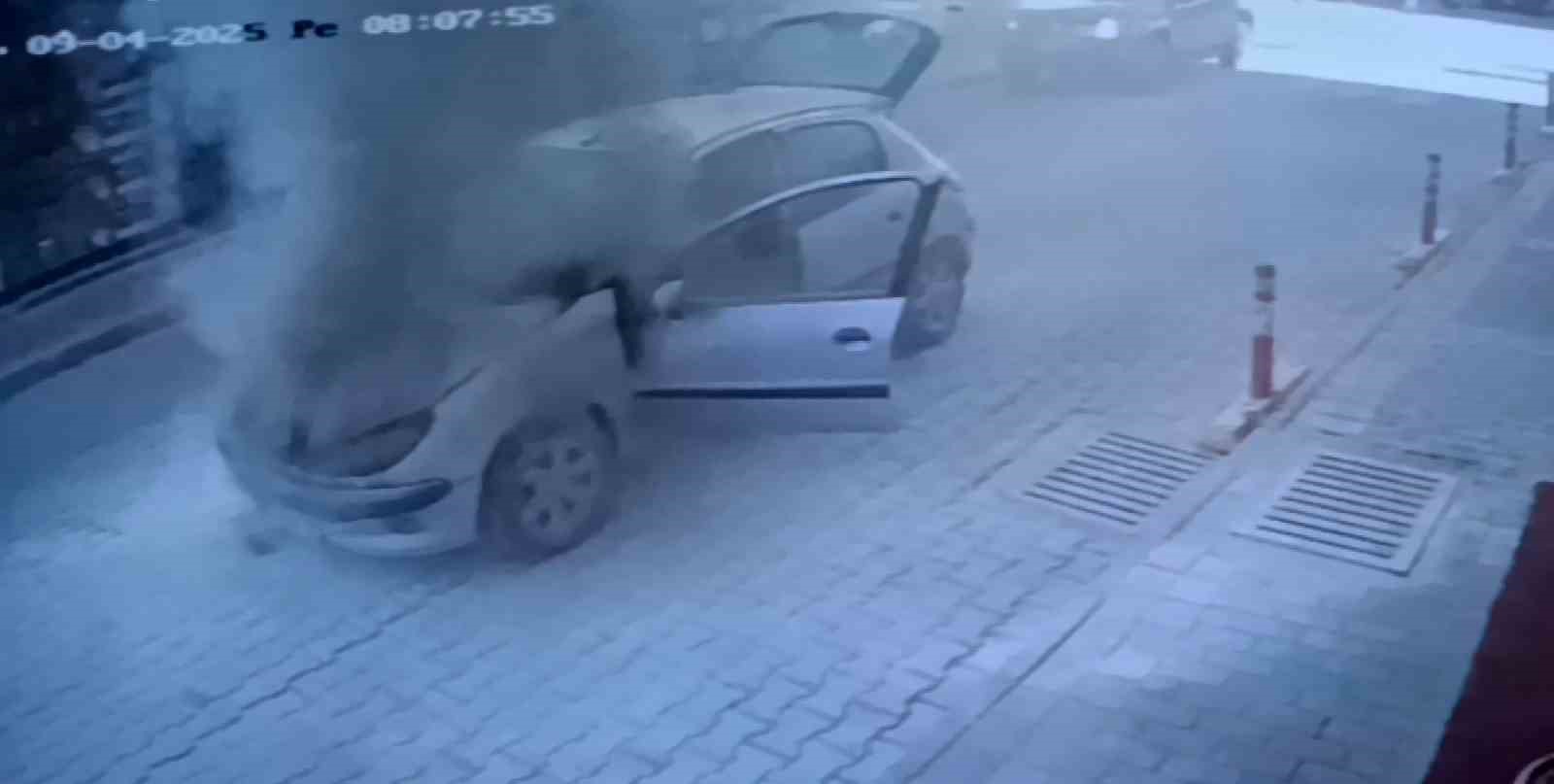 Antalya&rsquo;da seyir halindeki otomobil yandı
