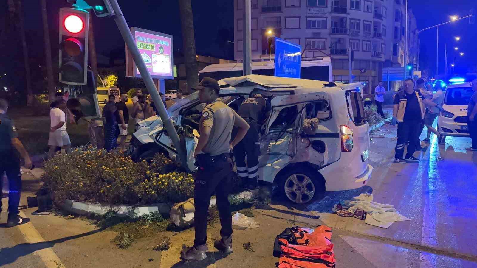 Antalya’da kırmızı ışık ihlali kazayı da beraberinde getirdi: 3’ü ağır 6 yaralı