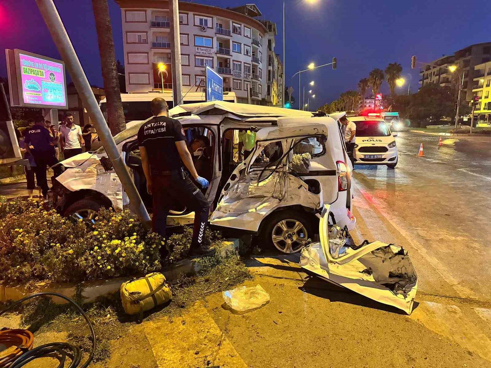 Antalya&rsquo;da kırmızı ışık ihlali kazayı da beraberinde getirdi: 3&rsquo;&uuml; ağır 6 yaralı
