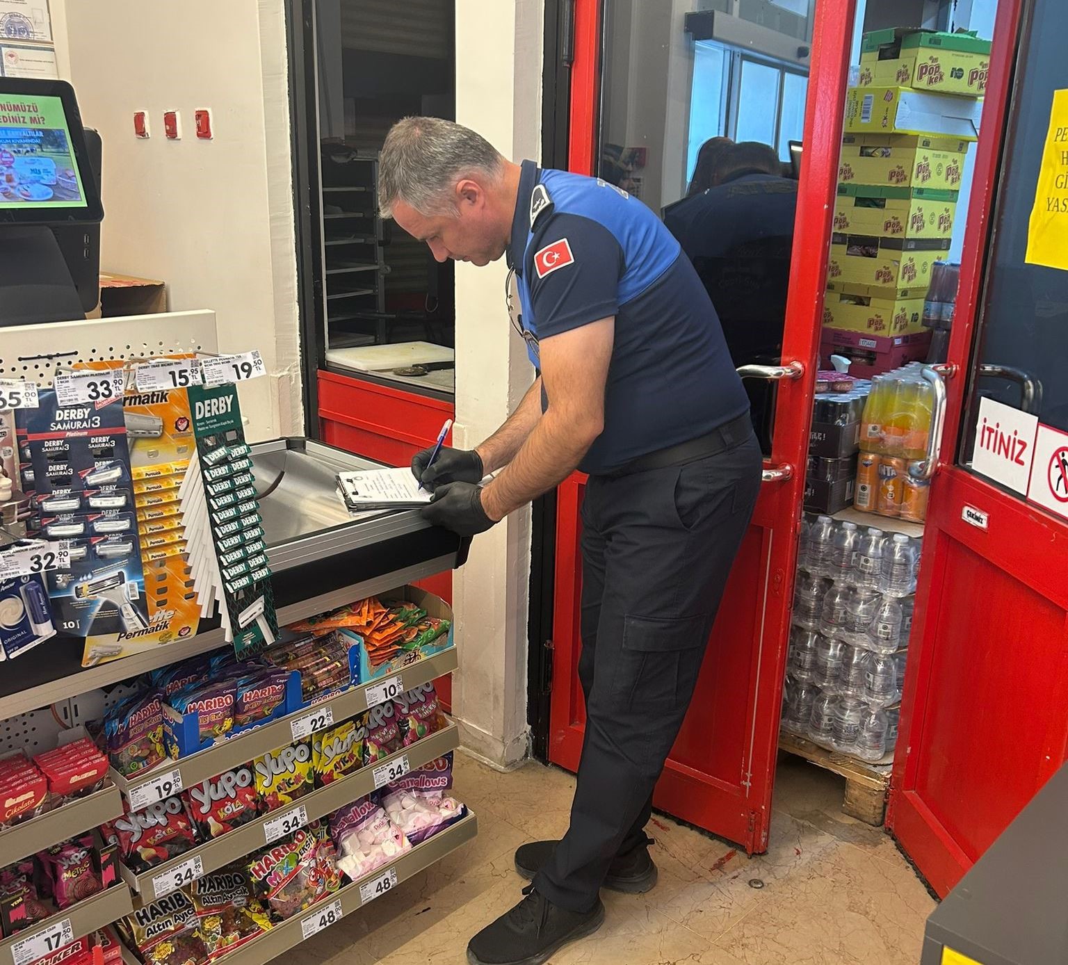 İnönü’de okulların açılışı öncesi marketlerde sıkı denetim yapıldı