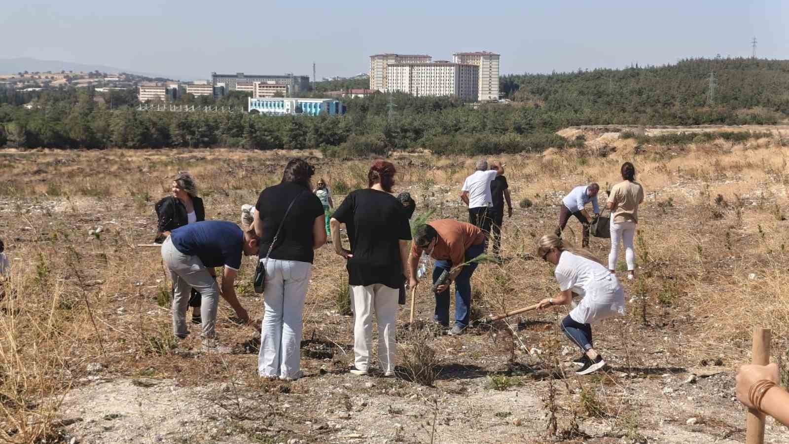 Sigarayı bırakan vatandaşlar fidan dikimi ger&ccedil;ekleştirdi
