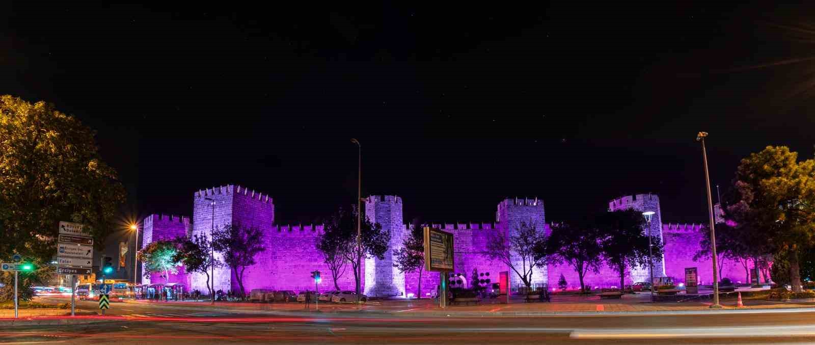 Kayseri Kalesi, kanserle m&uuml;cadele i&ccedil;in mor renge b&uuml;r&uuml;nd&uuml;
