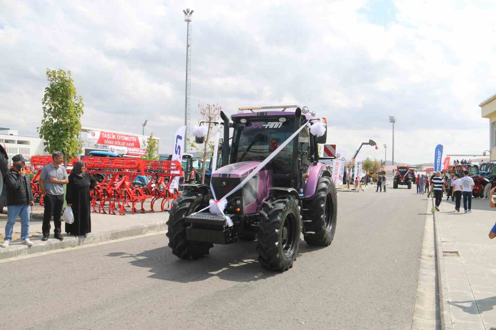 G&ouml;renler bir daha baktı, alışılmış renklerin dışındaki trakt&ouml;rler ilgi odağı oldu
