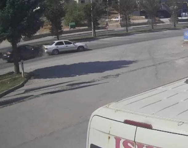 3 aracın karıştığı kaza güvenlik kamerasında