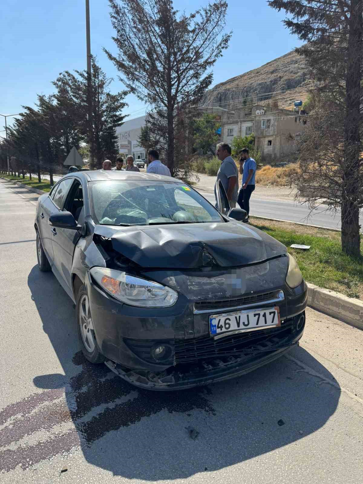 3 aracın karıştığı kaza güvenlik kamerasında