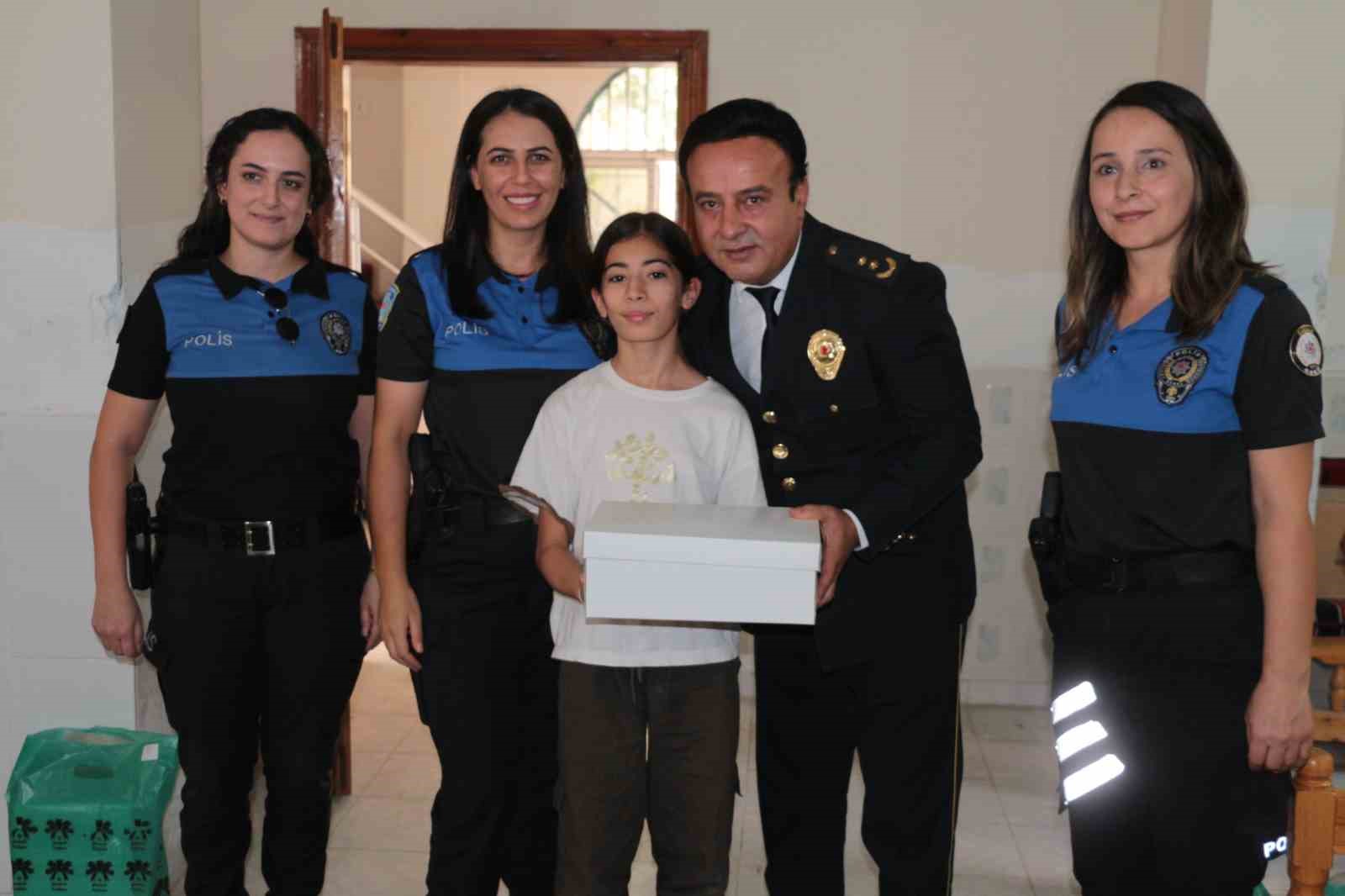 Cizre İl&ccedil;e Emniyet M&uuml;d&uuml;r&uuml; Elmalı, kız &ccedil;ocuklarına ayakkabı hediye etti
