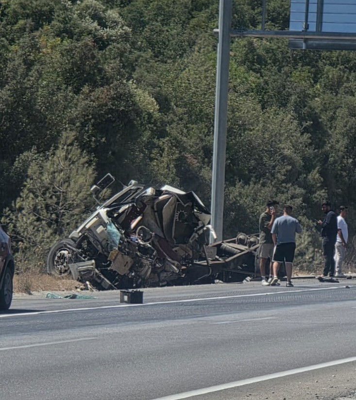 Antalya&rsquo;da tır devrildi, ortalık savaş alanına d&ouml;nd&uuml;: Gen&ccedil; s&uuml;r&uuml;c&uuml; hayatını kaybetti
