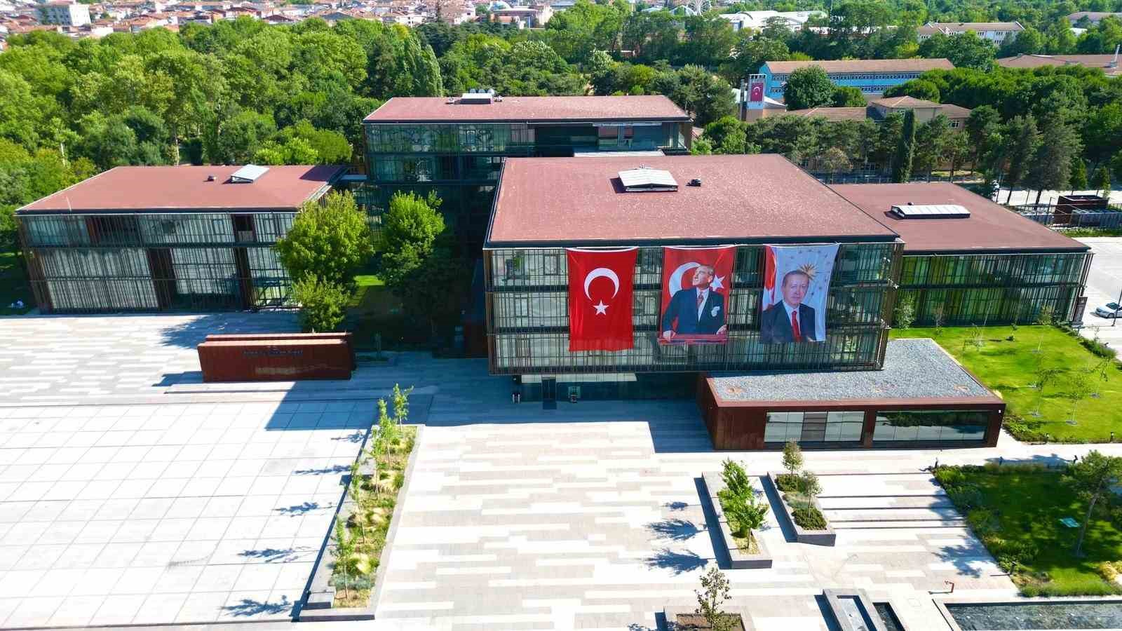 İnegöl Belediyesi’nden bin 500 öğrenciye kırtasiye yardımı