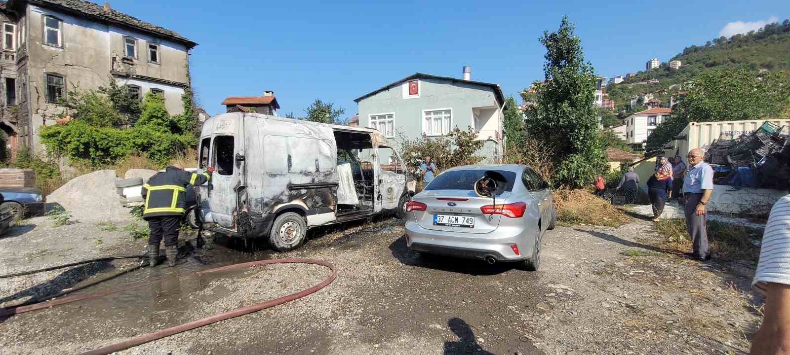 Park halinde alevlere teslim olan panelvan ara&ccedil; yandı
