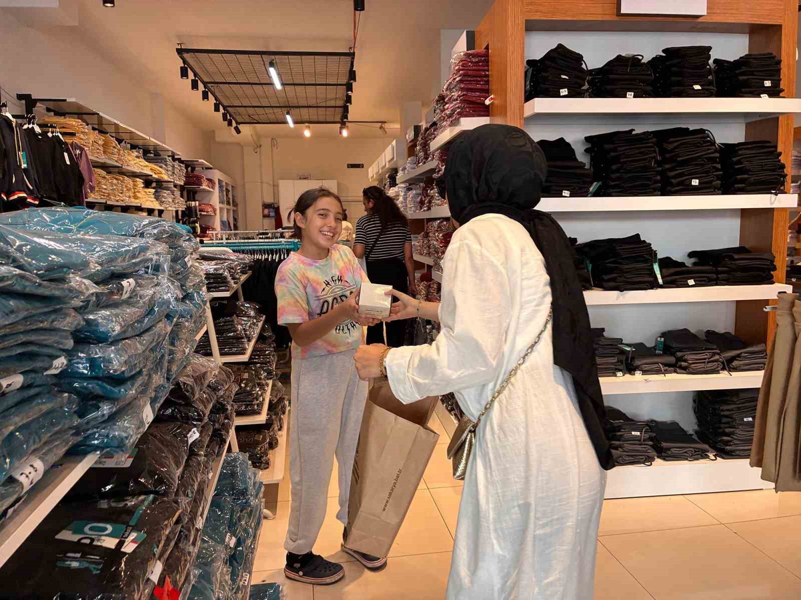 Sakarya&rsquo;nın d&ouml;rt bir yanında kandile anlam katan ikram
