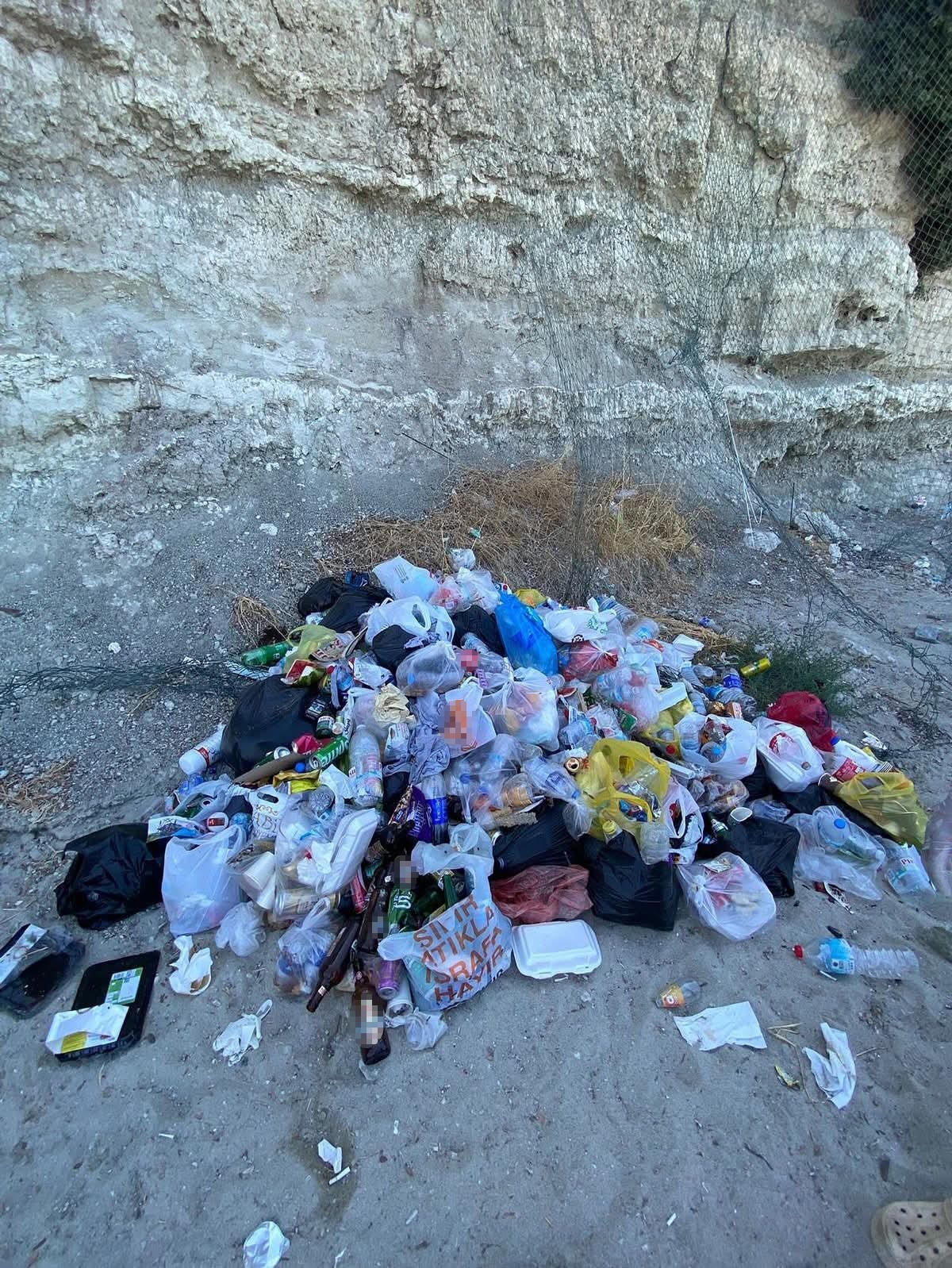 Dikili Belediyesi Pissa Koyu &ccedil;&ouml;pl&uuml;ğe &ccedil;evrildi
