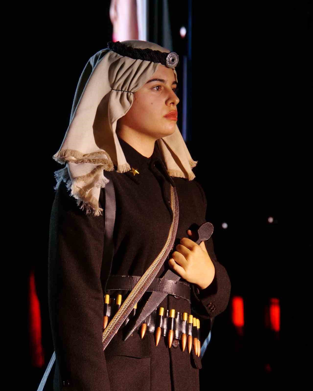 Milli m&uuml;cadele kıyafetleri sergilendi
