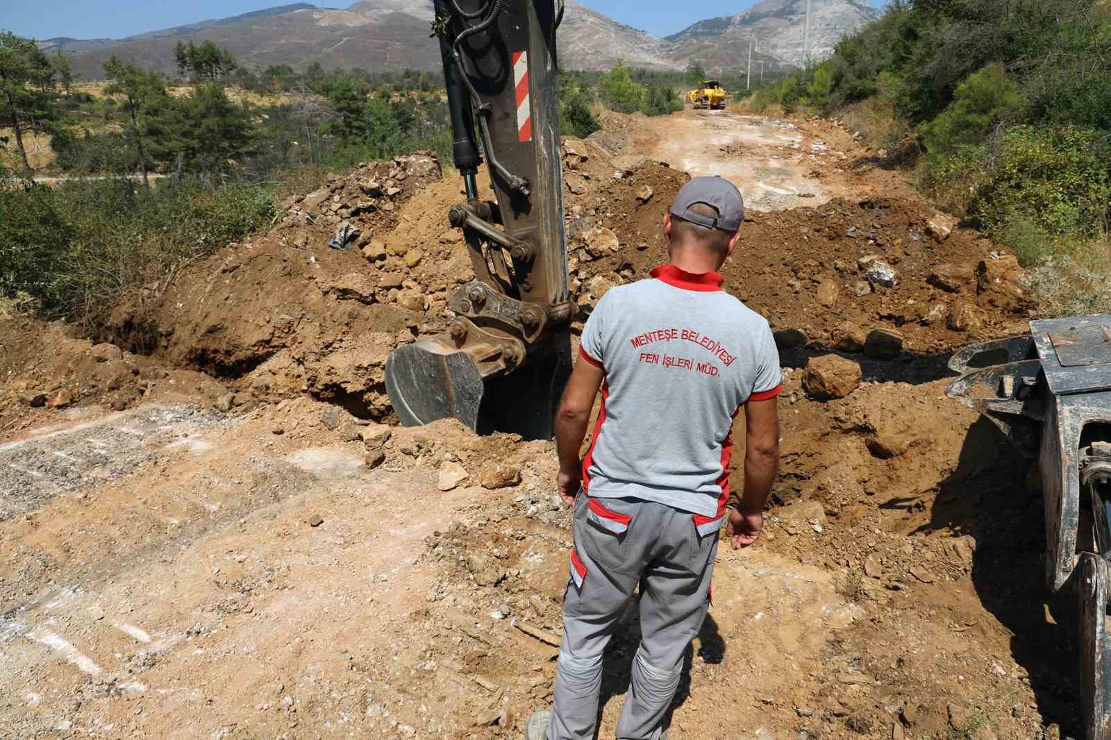 Menteşe’de yol çalışmalarıyla ulaşım güvenliği artıyor
