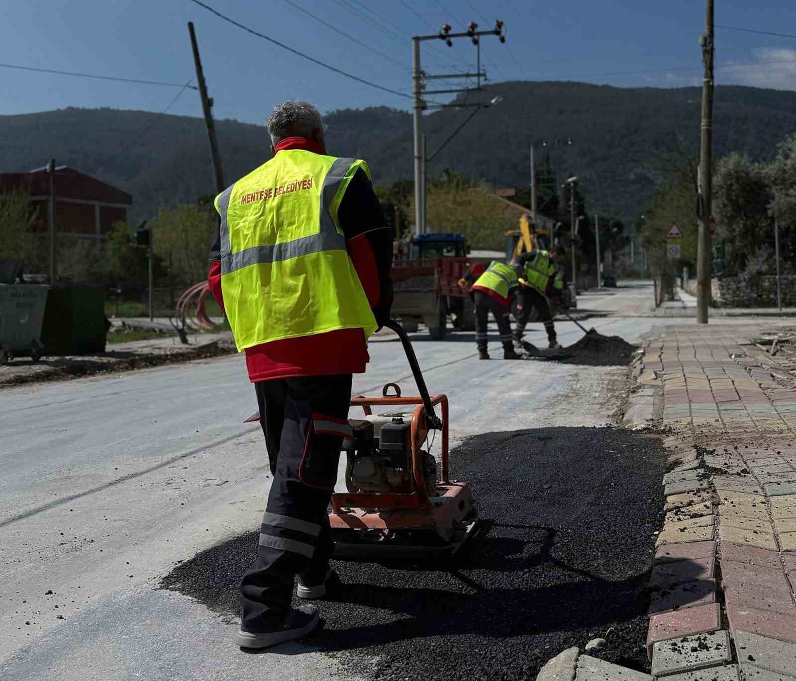 Menteşe&rsquo;de yol &ccedil;alışmalarıyla ulaşım g&uuml;venliği artıyor
