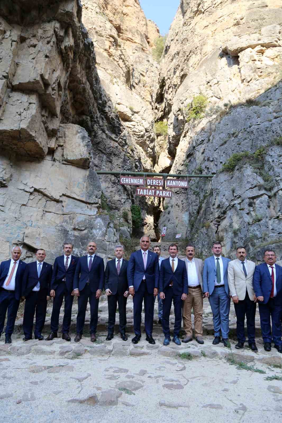 Bakan Ersoy, Cehennem Deresi Kanyonu’nda incelemelerde bulundu