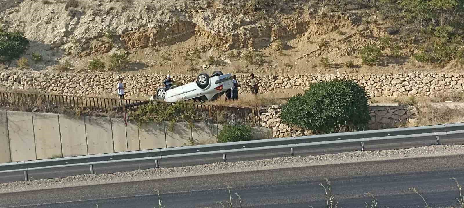 Sivas&rsquo;ta takla atan otomobilin s&uuml;r&uuml;c&uuml;s&uuml; yaralandı

