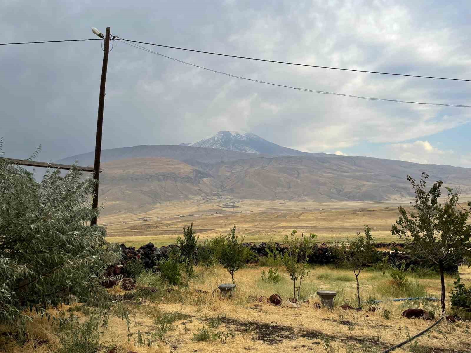 Ağrı Dağı beyaza b&uuml;r&uuml;nd&uuml;
