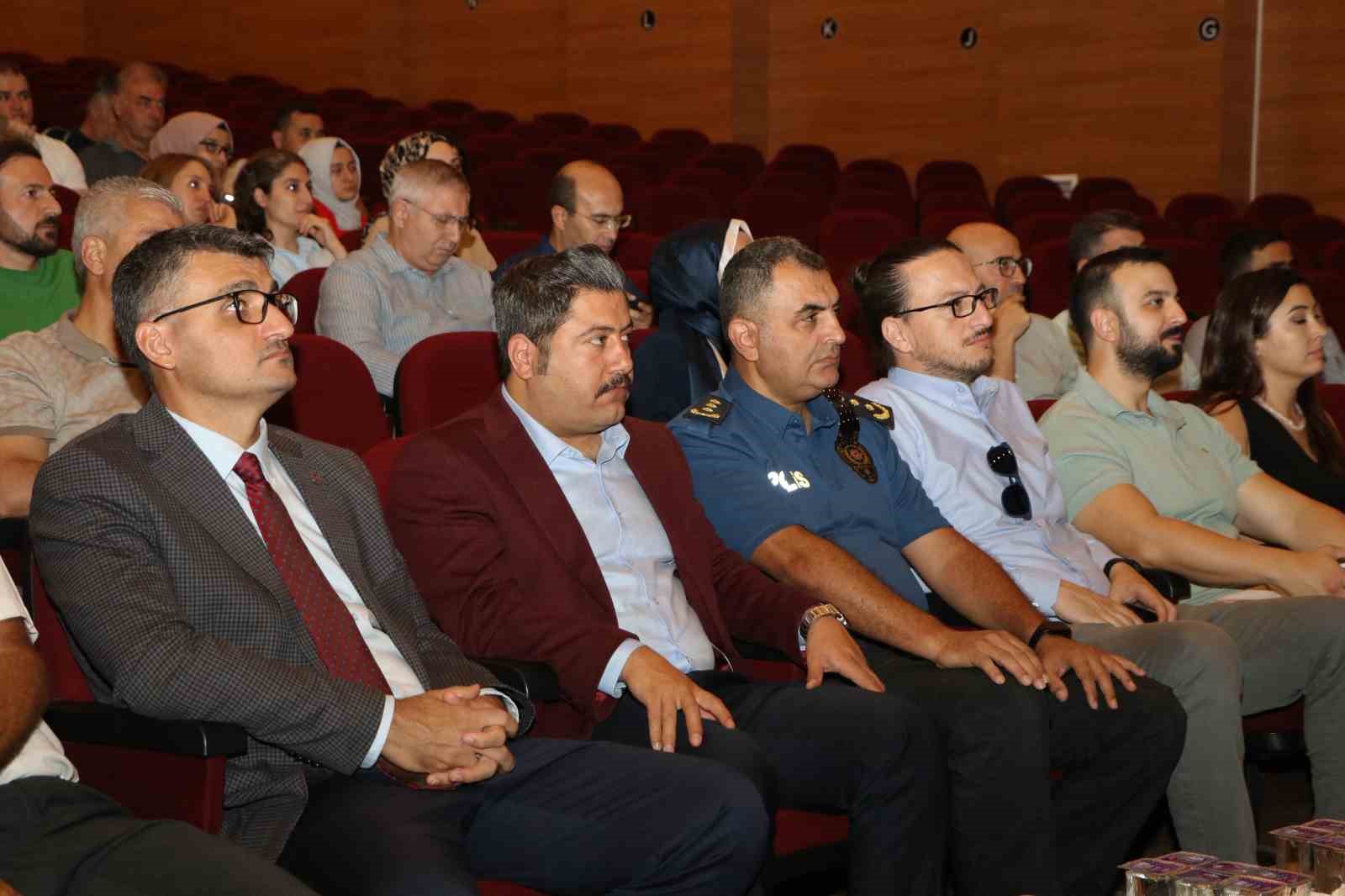 Siirt&rsquo;te bağımlılıkla m&uuml;cadele i&ccedil;in farkındalık sempozyumu d&uuml;zenlendi
