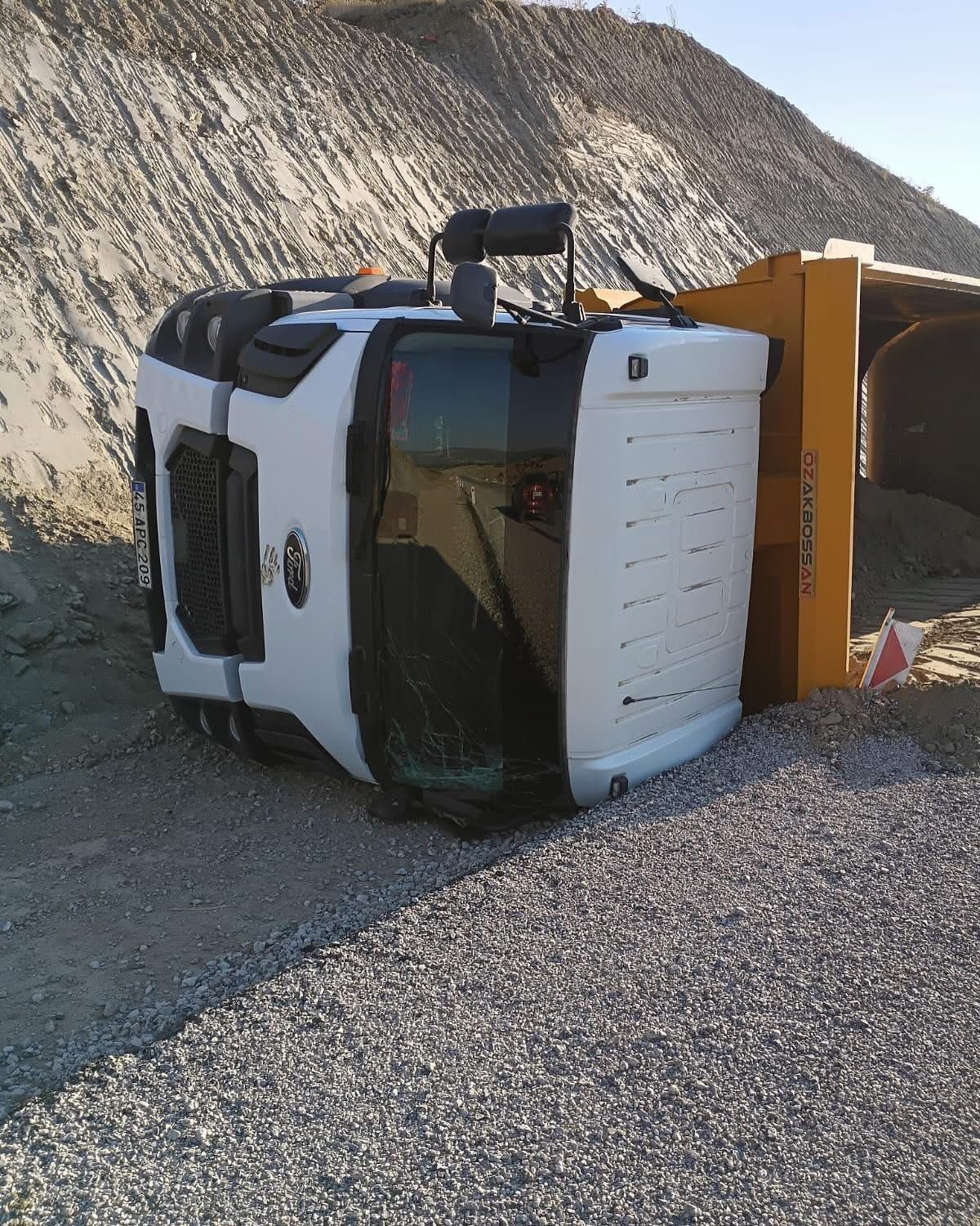 Park halindeki kamyon hareket edip devrildi