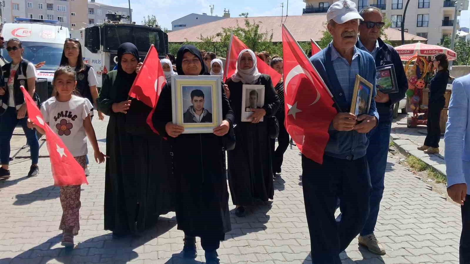 Vanlı anneler evlatlarını bekliyor