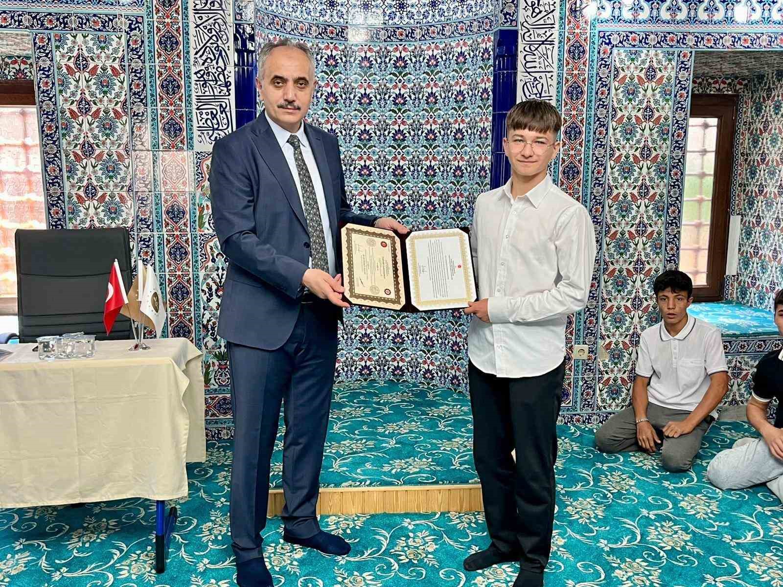 Büyükağa Kur’an Kursu’nda genç hafızlar belgelerine kavuştu