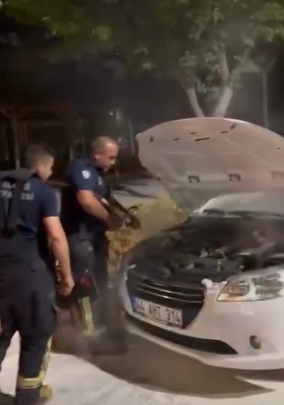 Elazığ’da seyir halindeki otomobil alev aldı