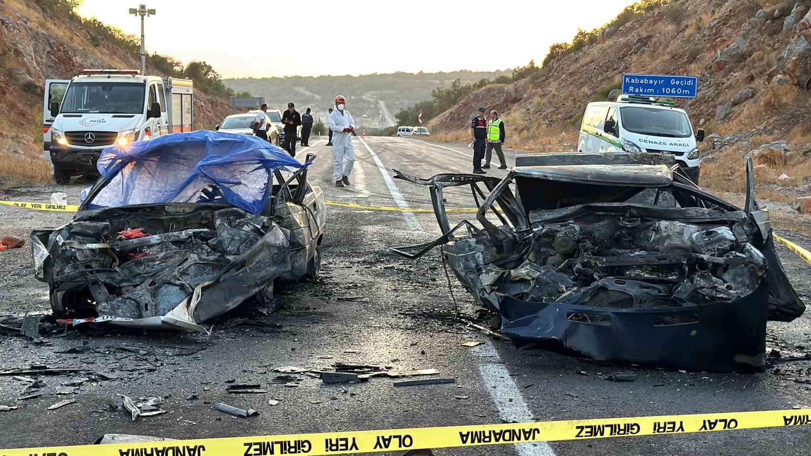 Alev topuna d&ouml;nen otomobillerden geriye demir yığınları kaldı
