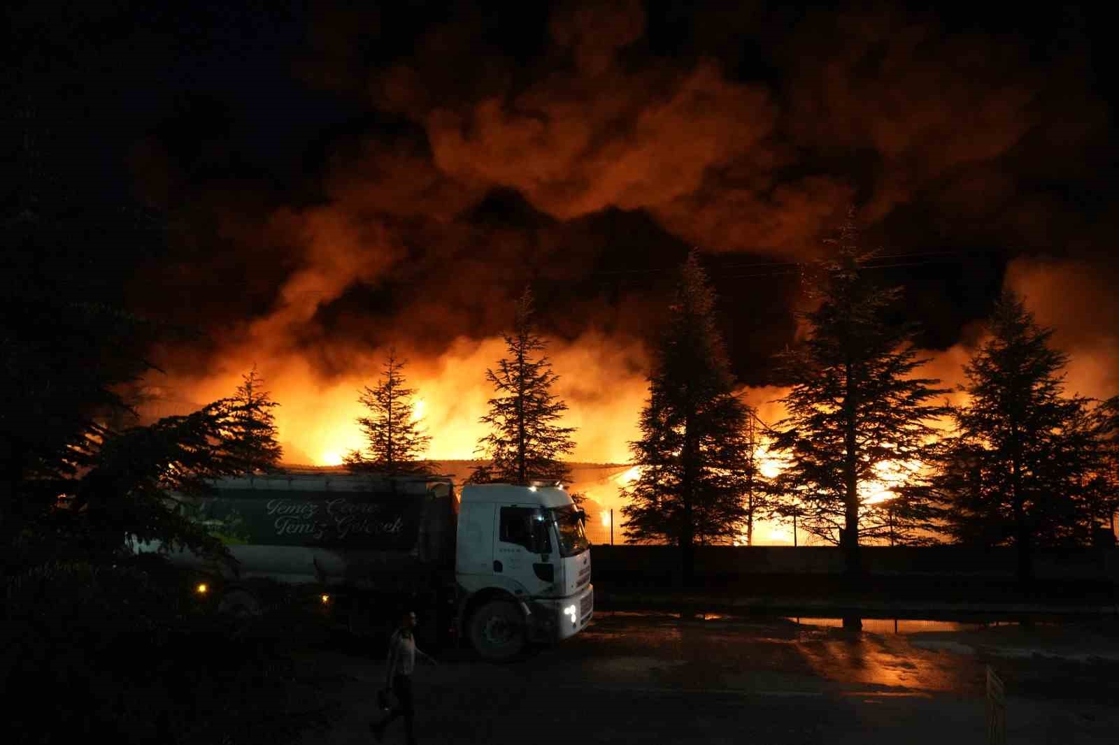 Niğde&rsquo;deki fabrika yangınını s&ouml;nd&uuml;rme &ccedil;alışmaları s&uuml;r&uuml;yor

