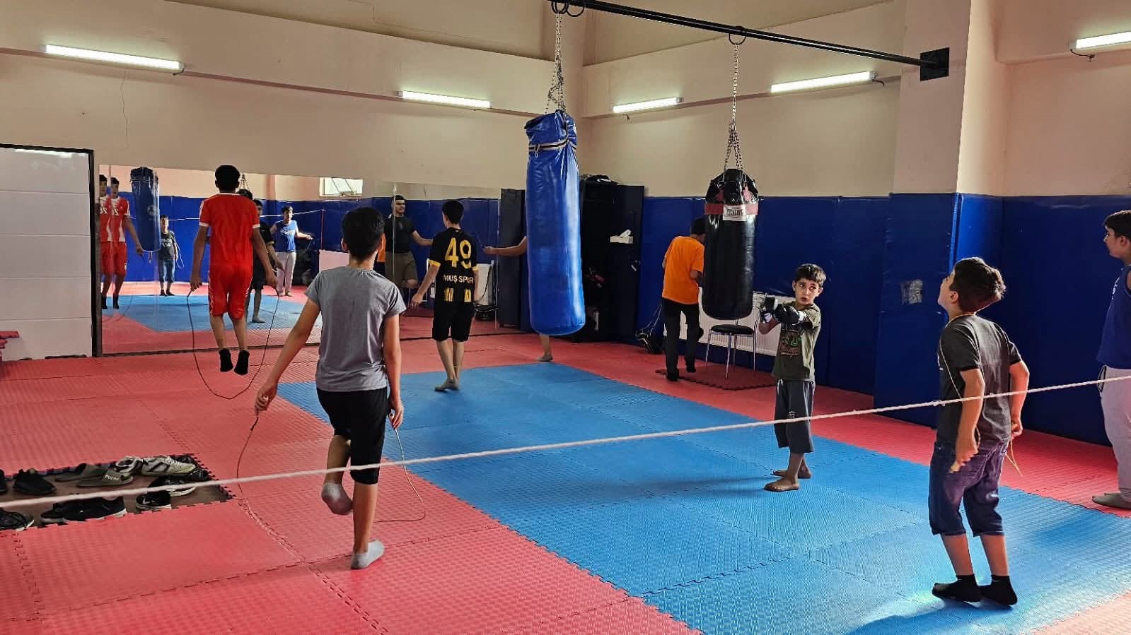 Hasköy’de gençlerin yoğun ilgi gösterdiği boks antrenmanları sürüyor