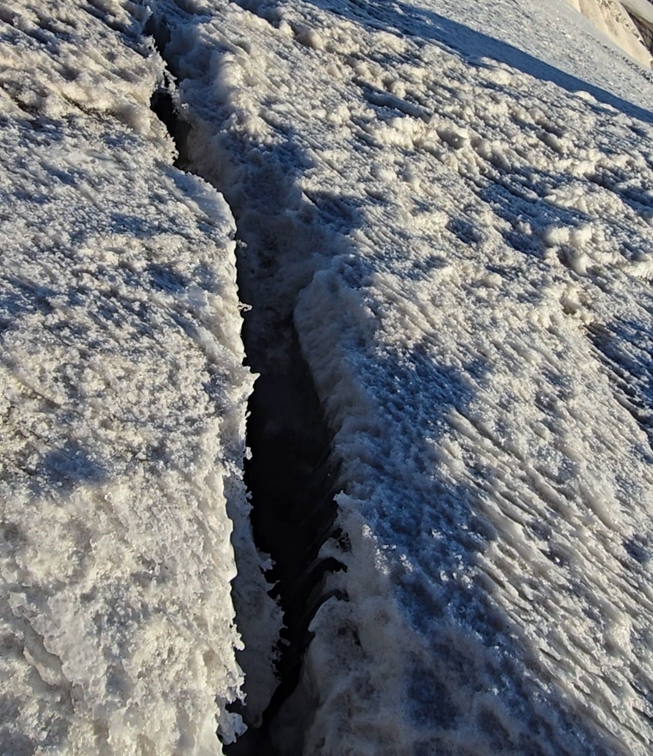 Ağrı Dağı&rsquo;nın zirvesinde buzul &ccedil;atlakları g&ouml;r&uuml;nt&uuml;lendi

