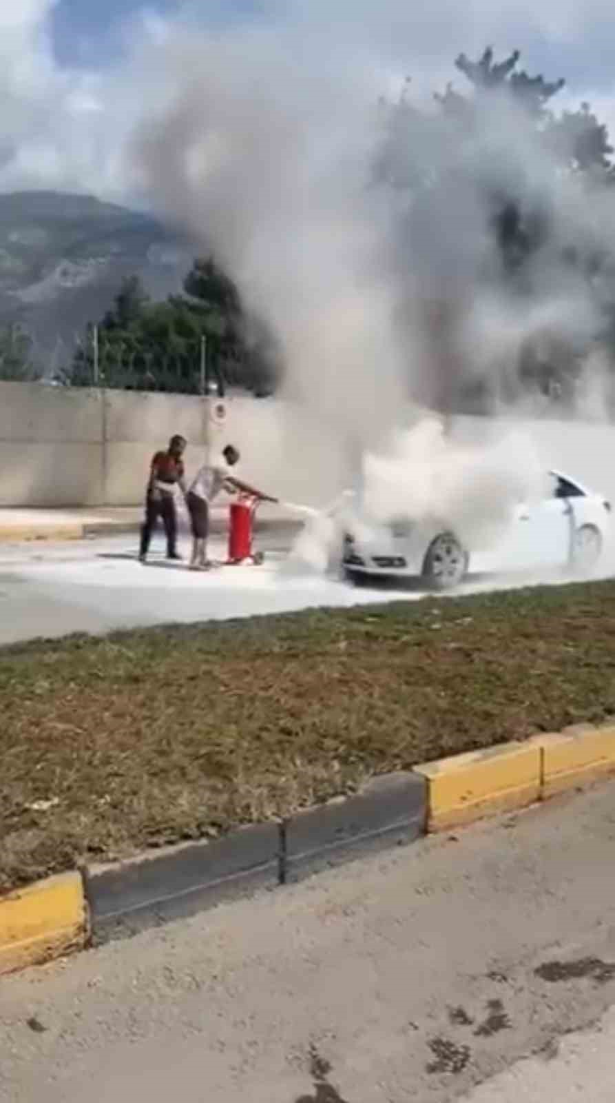 Hatay’da seyir halindeki araç alev aldı