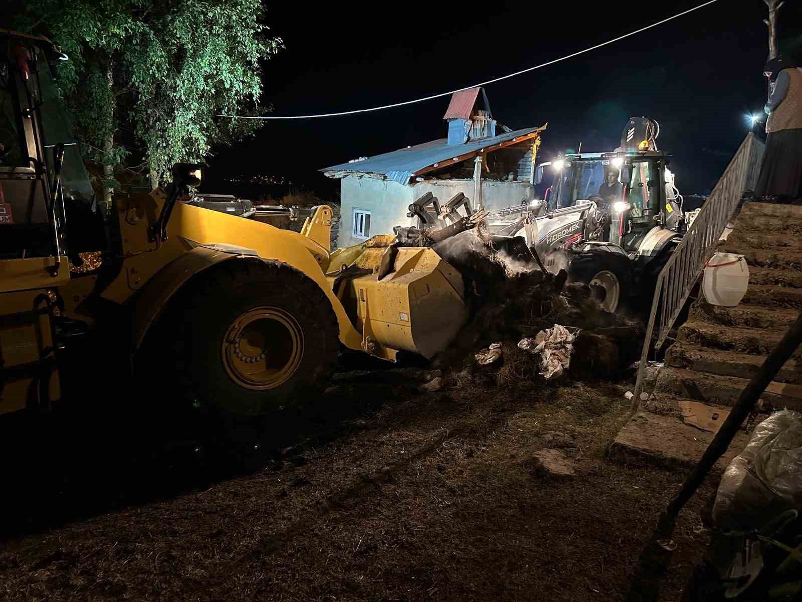 Köyde korkutan yangın kontrol altında