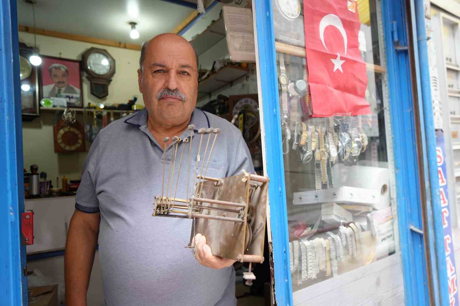 4 metrekarelik d&uuml;kkanda zamana ayar veriyor
