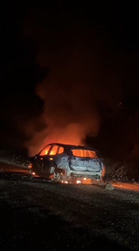 Alev alev yanan otomobil kullanılamaz hale geldi