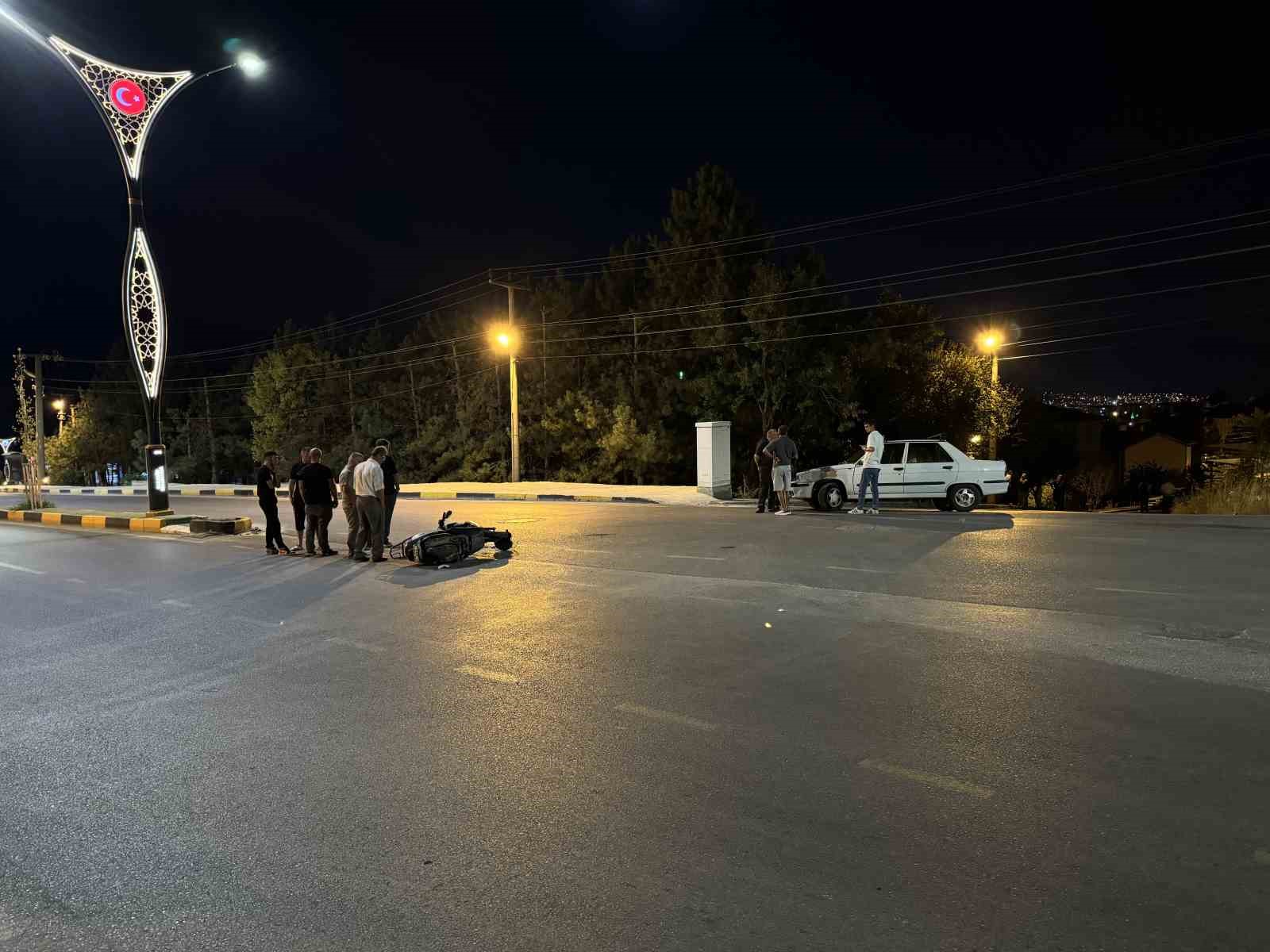 Otomobille çarpışan motosikletteki 2 kişi yaralandı
