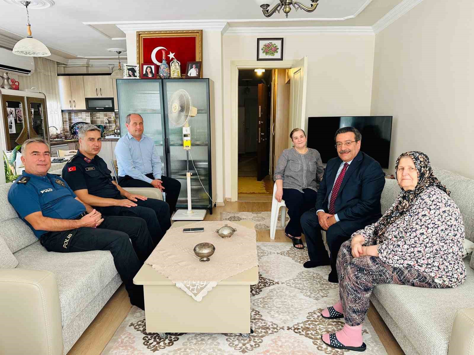 Burhaniye Kaymakamı şehit ailelerini ziyaret etti
