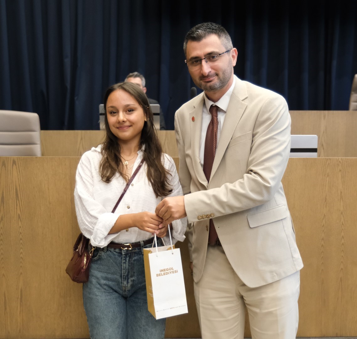 İnegöl’ün başarılı gençleri, mecliste onure edildi
