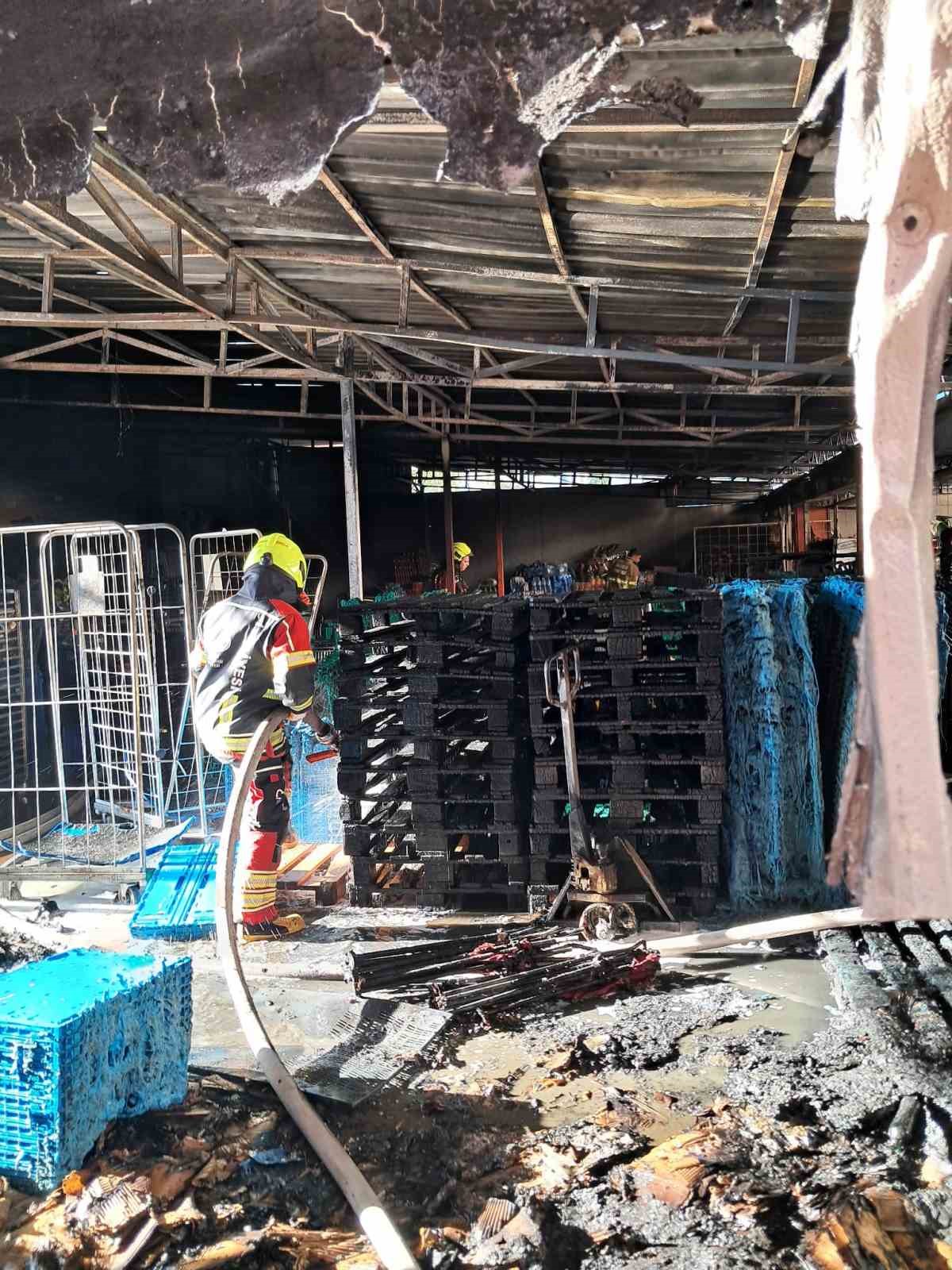 Balıkesir’de zincir market deposunda yangın