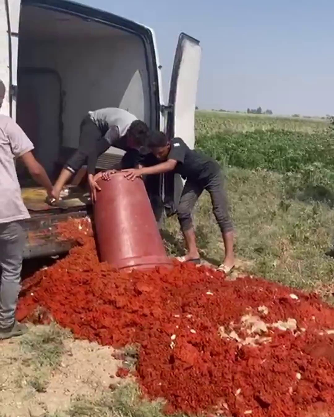 Katkı maddesi kullanılarak &uuml;retilen tonlarca domates posasına ve biber sal&ccedil;asına el konuldu

