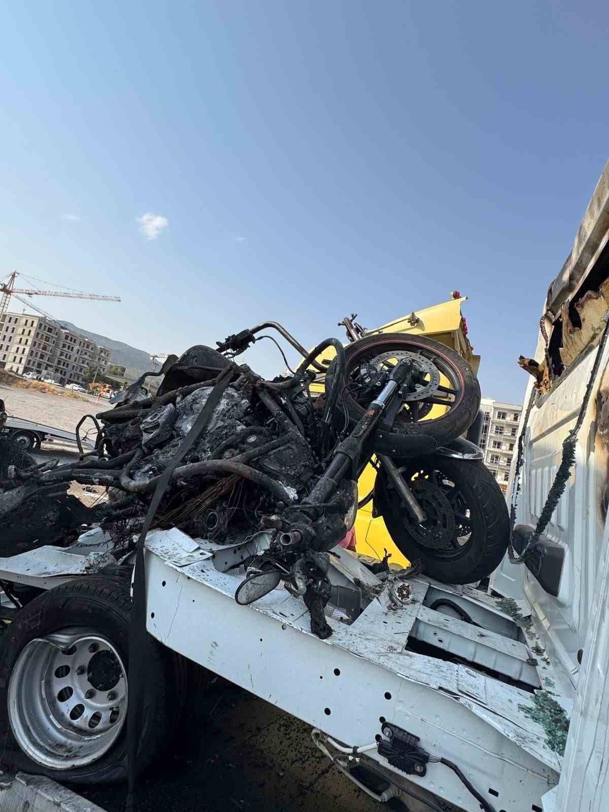 İrem&rsquo;in iki bacağını, şof&ouml;rs&uuml;z tır koparmış: "Hayatıma protezle devam edeceğim"
