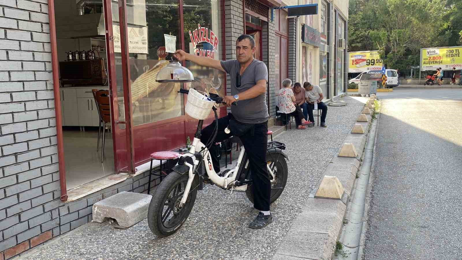 Elektrikli bisiklet ile servis yapan çaycı hem vakitten hem de maliyetten tasarruf ediyor