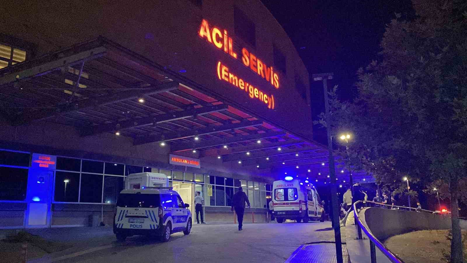 Hastanede bı&ccedil;aklı kavga: 1 yaralı
