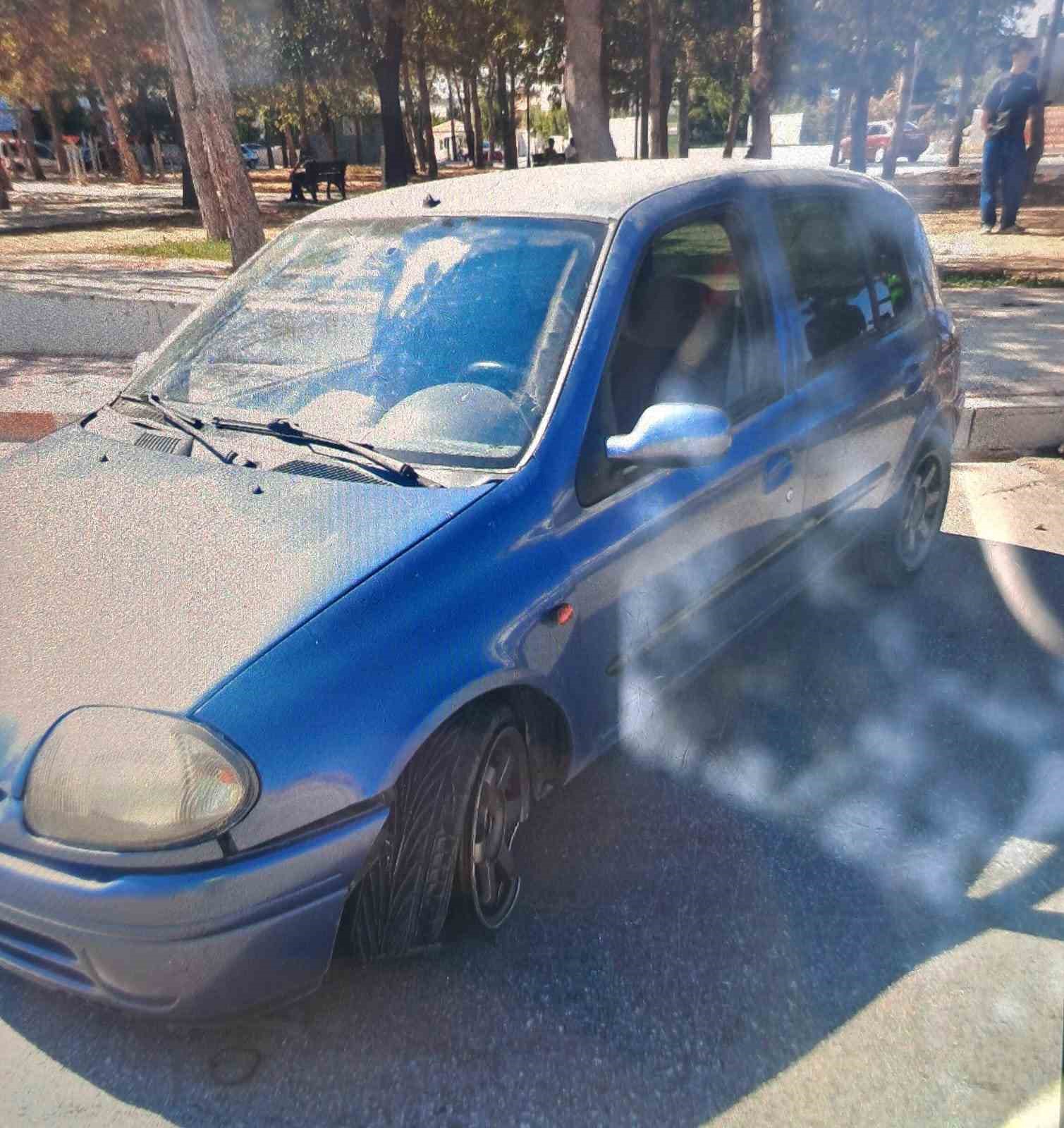 Karaman&rsquo;da kaza yapan s&uuml;r&uuml;c&uuml; aracı bırakıp gitti
