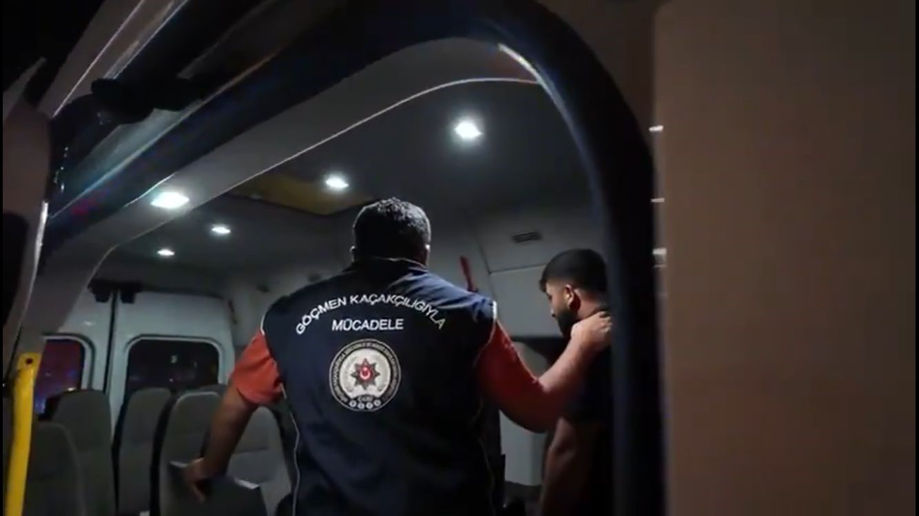 Mersin&rsquo;de 12 d&uuml;zensiz g&ouml;&ccedil;men yakalandı
