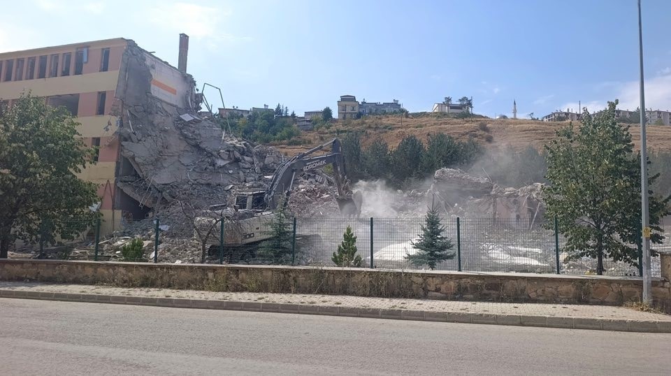 41 yıllık Bayburt İmam Hatip Lisesi binası yıkıldı
