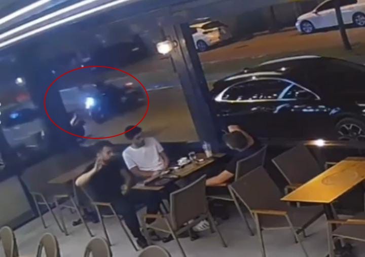 Kontrolden &ccedil;ıkan motosikletin kadın s&uuml;r&uuml;c&uuml;s&uuml; savruldu
