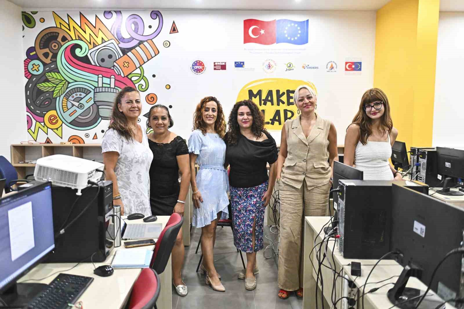 Muratpaşa&rsquo;dan kadınlara dijital &ccedil;ağ eğitimi
