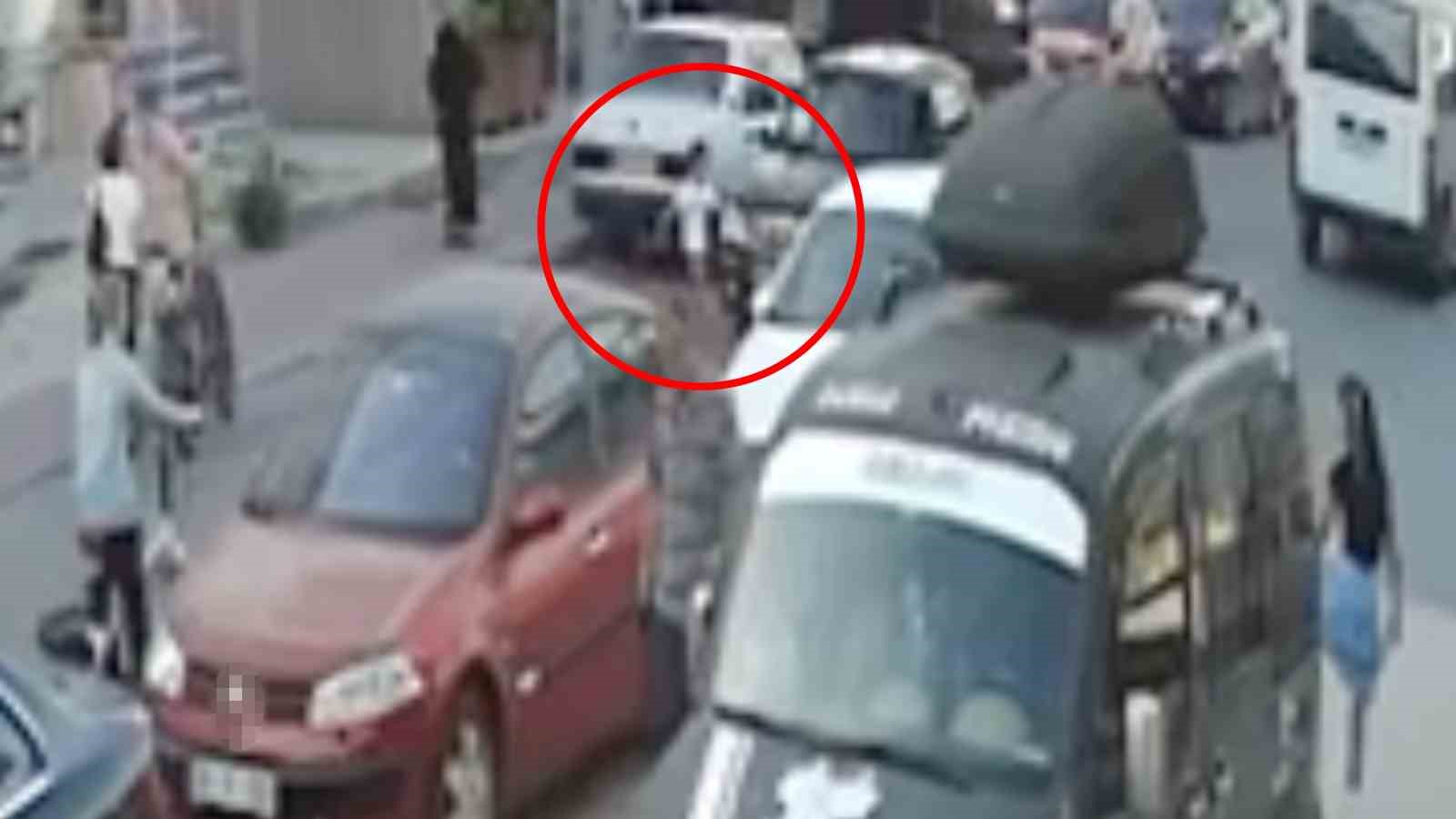 Yolun karşısına geçmek isteyen çocuğa otomobil çarptı