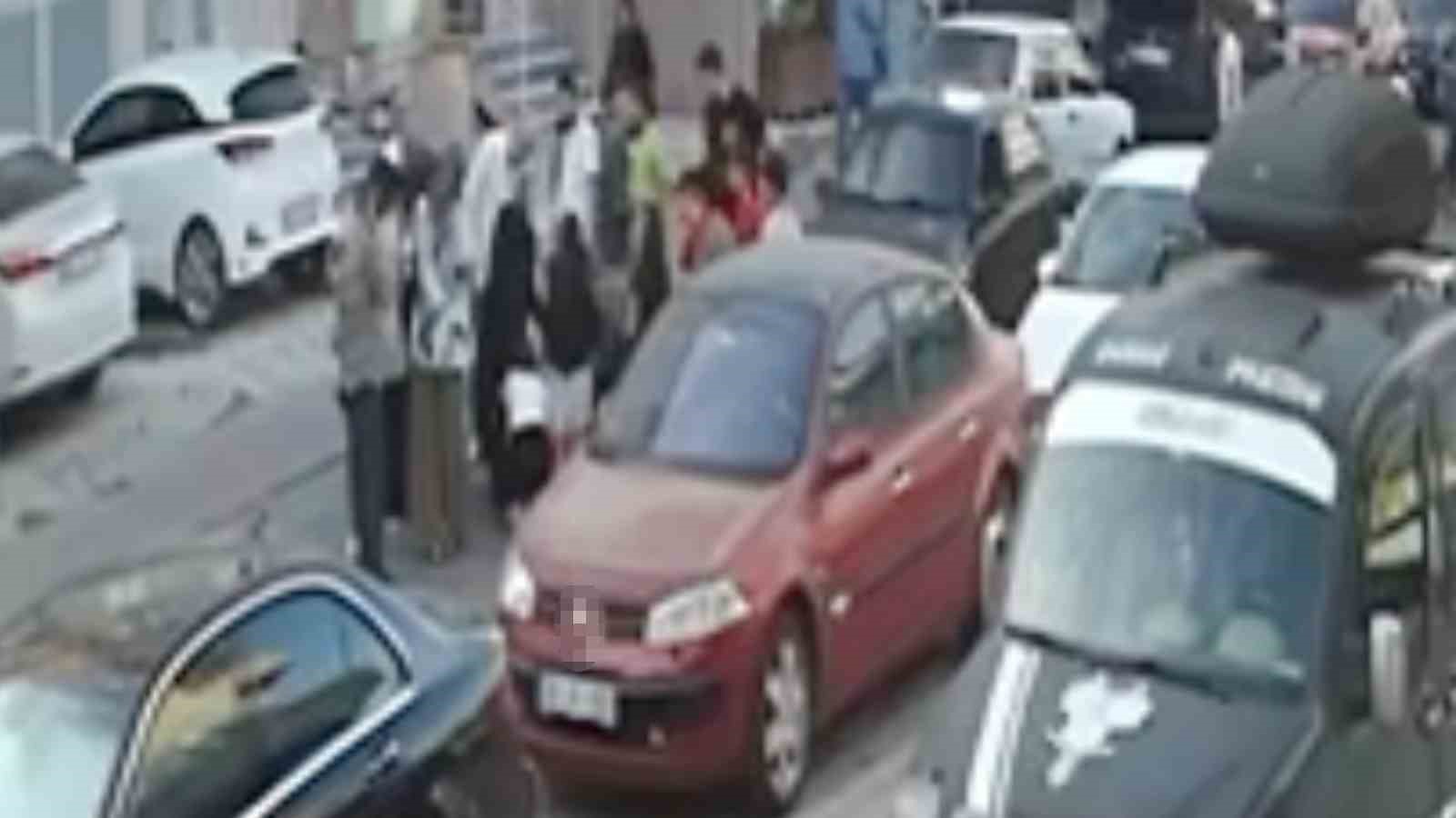 Yolun karşısına ge&ccedil;mek isteyen &ccedil;ocuğa otomobil &ccedil;arptı
