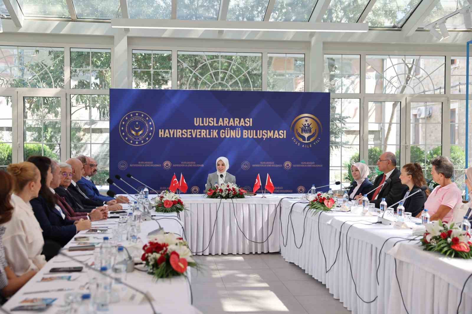 Bakan Göktaş, Darülaceze bağışçılarıyla bir araya geldi - İşin Detayı Haber